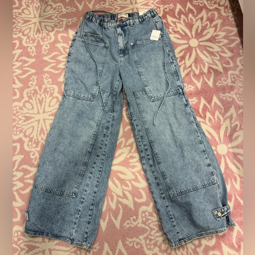 NWT OUTLAW WIDE LEG FREE PEOPLE JEANS 
Size Medium 
With tie belt